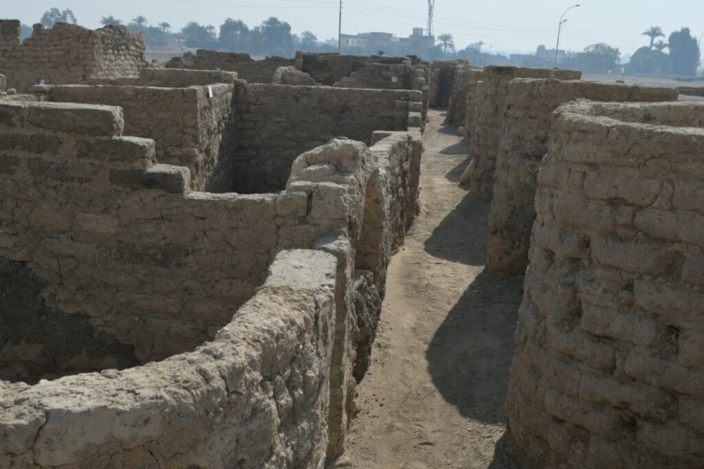 Egipto halla la “ciudad perdida” de Luxor de 3 mil años de antigüedad 7 Luxor, ciudad perdida