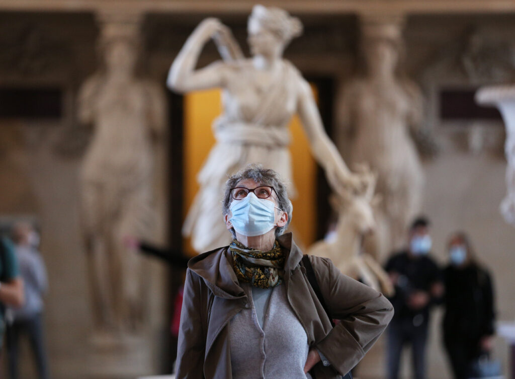 Con restricciones, Francia reabre las puertas del Museo Louvre de París 6 louvre