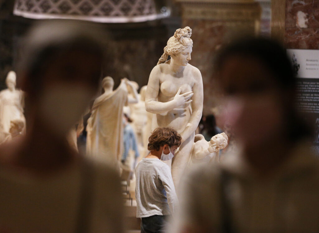 Con restricciones, Francia reabre las puertas del Museo Louvre de París 7 louvre
