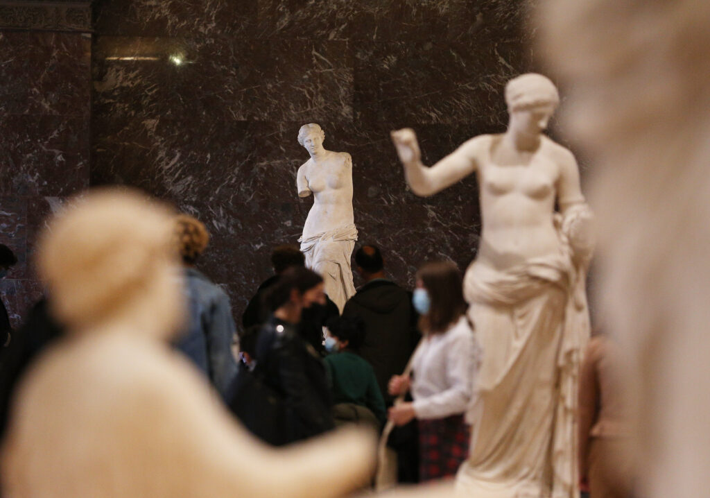 Con restricciones, Francia reabre las puertas del Museo Louvre de París 11 louvre