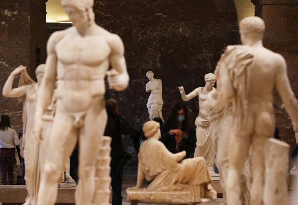 Con restricciones, Francia reabre las puertas del Museo Louvre de París 10 louvre