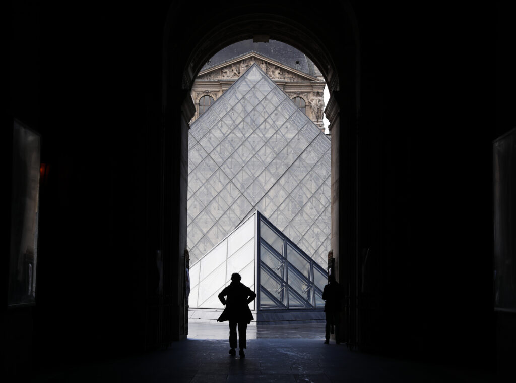 Con restricciones, Francia reabre las puertas del Museo Louvre de París 17 louvre