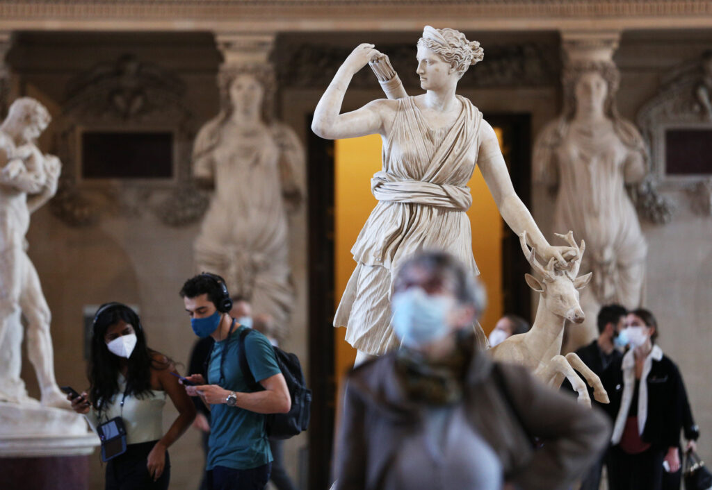 Con restricciones, Francia reabre las puertas del Museo Louvre de París 18 louvre