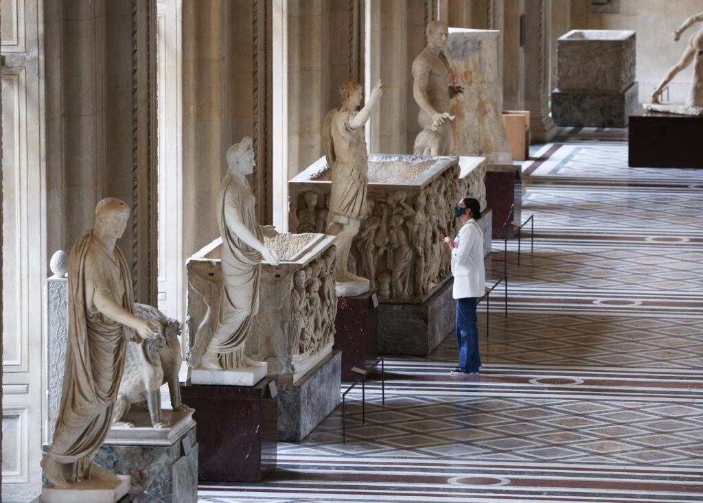 Con restricciones, Francia reabre las puertas del Museo Louvre de París 19 louvre