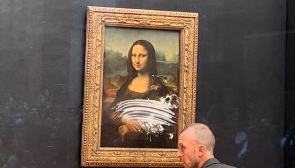 Museo del Louvre: un templo en remodelación 8 Seguridad del Louvre limpió el cristal que protege la obra.