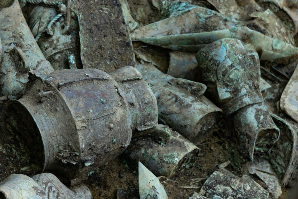 Desentierran varios artículos de bronce, oro y jade en zona arqueológica china 7 ruinas de Sanxingdui