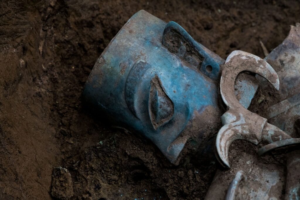 Desentierran varios artículos de bronce, oro y jade en zona arqueológica china 6 ruinas de Sanxingdui