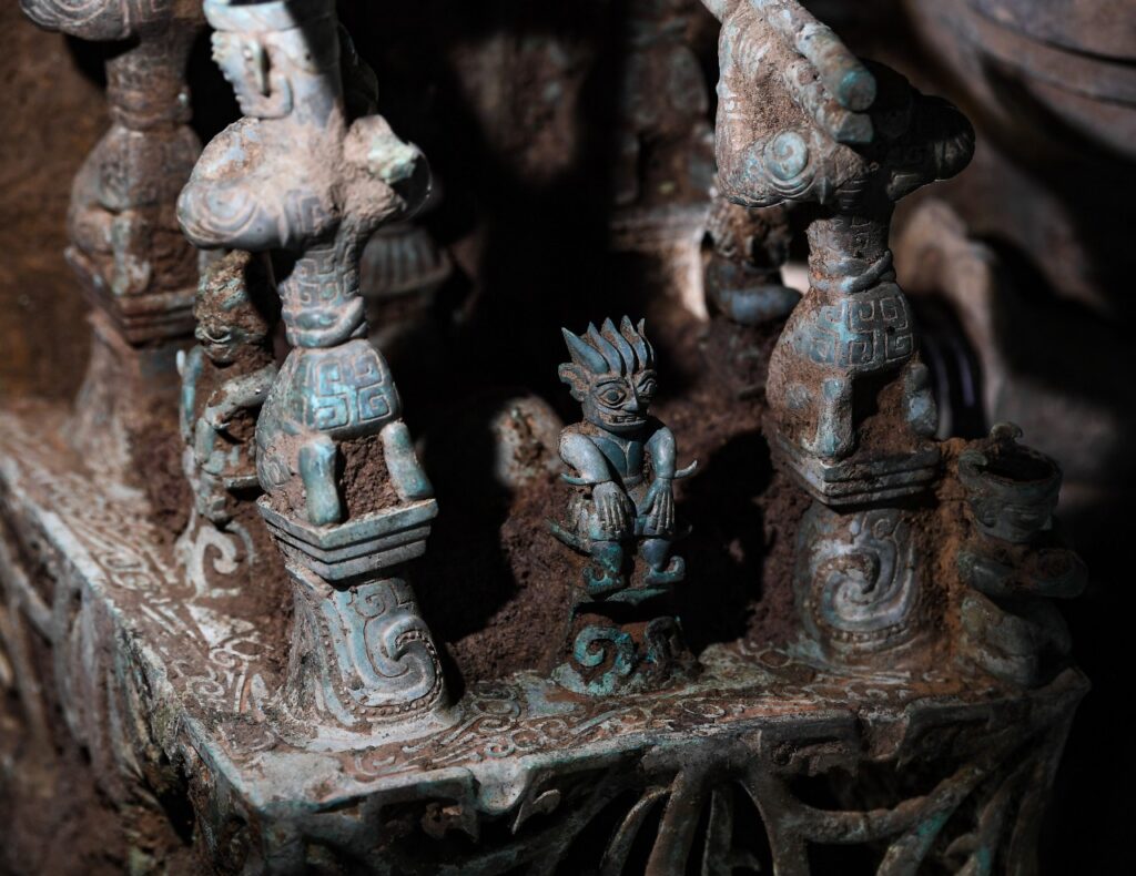 Desentierran varios artículos de bronce, oro y jade en zona arqueológica china 10 ruinas de Sanxingdui