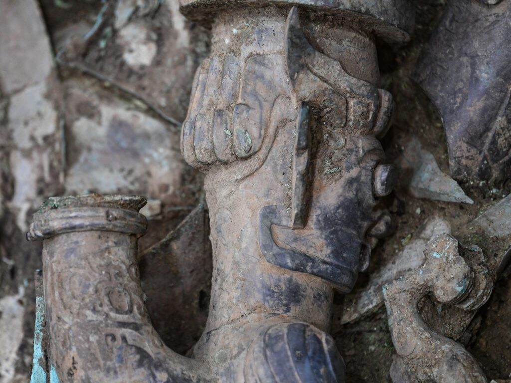 Desentierran varios artículos de bronce, oro y jade en zona arqueológica china 11 ruinas de Sanxingdui