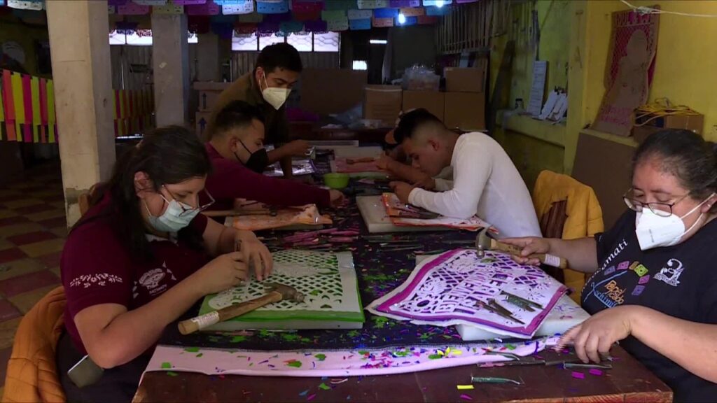 Adorno ancestral que da vida y color al Día de Muertos 7 papel picado