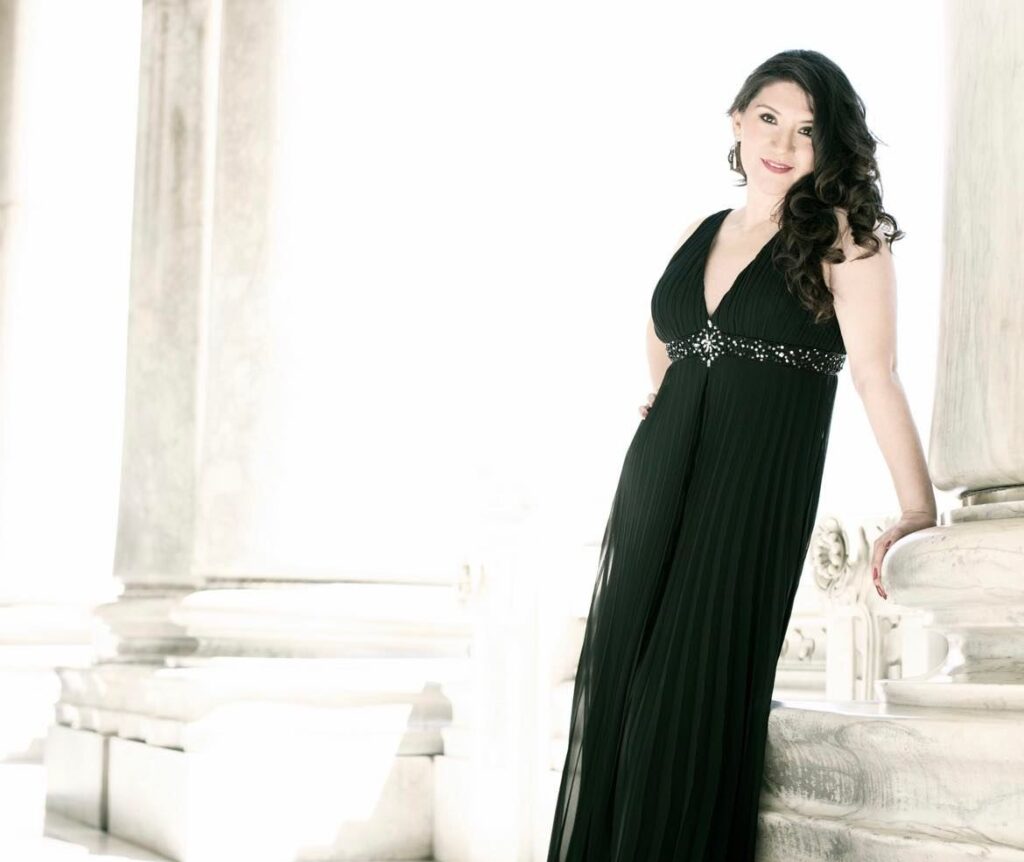 Enivia Muré celebra 40 años de Universidad Pontificia con canto religioso 8 enivia muré