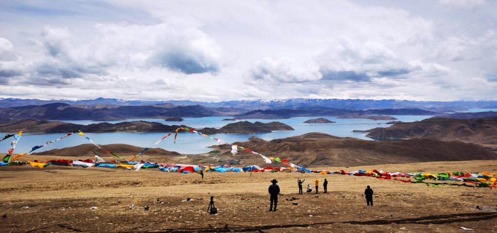 Turistas disfrutan la belleza del lago Yamzbog Yumco, en la región autónoma del Tíbet. (Xinhua/Shen Hongbing)