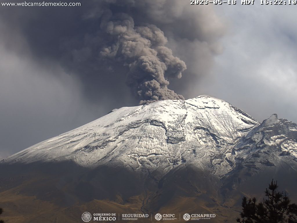 ‘Don Goyo’ ruge y cubre de ceniza Puebla, Edomex y Ciudad de México Fusilerías