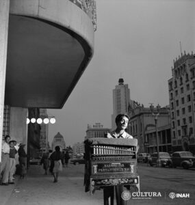 Fototeca del INAH rinde homenaje al retrato con 50 imágenes 6 Retrato de Cilindrero en la Avenida Juárez, México, D.F., ca. 1953, Colección Nacho López, Sinafo.
