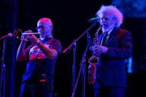 Lluvia, Luna y ska con los Fabulosos Cadillacs en el Zócalo 9 La banda argentina en acción. Foto: Especial.