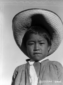 Fototeca del INAH rinde homenaje al retrato con 50 imágenes 7 Niño con sombrero de palma, México, ca. 1928, Colección Tina Modotti, Sinafo