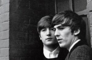 John Lennon y George Harrison, París, 1964. Foto: Paul McCartney.
