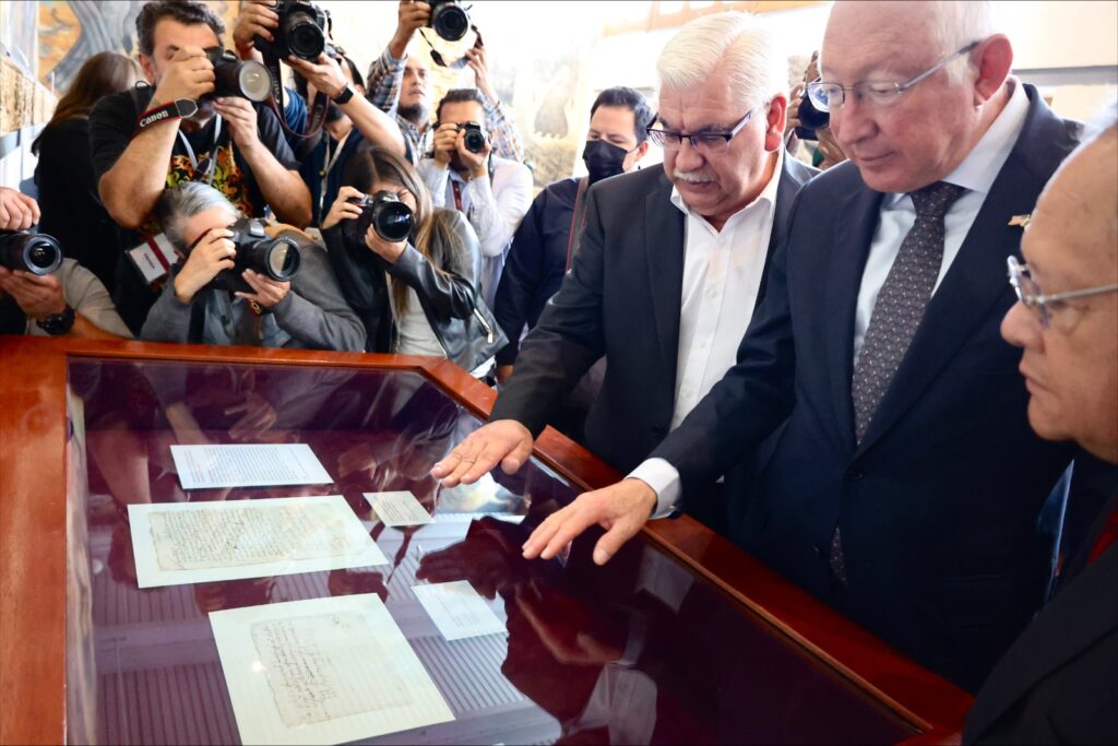 Rescatan manuscrito de Cortés de subasta en EU 7 El embajador Ken Salazar durante el anuncio. Foto: Embajada de EU.