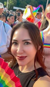Apoteósica y politizada marcha del Orgullo en Madrid 15 La escritora mexicana Ligia Urroz participó en la marcha LGTB+ en Madrid. Foto: Especial.