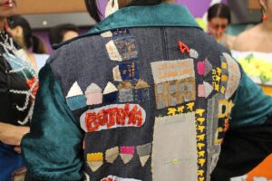 Víctimas colombianas desfilan con sus creaciones alusivas al conflicto armado 7 Unas 30 mujeres víctimas del conflicto armado colombiano desfilaron en Bogotá, vistiendo prendas confeccionadas por ellas mismas alusivas a hechos bélicos.