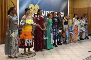 Víctimas colombianas desfilan con sus creaciones alusivas al conflicto armado 6 Unas 30 mujeres víctimas del conflicto armado colombiano desfilaron en Bogotá, vistiendo prendas confeccionadas por ellas mismas alusivas a hechos bélicos