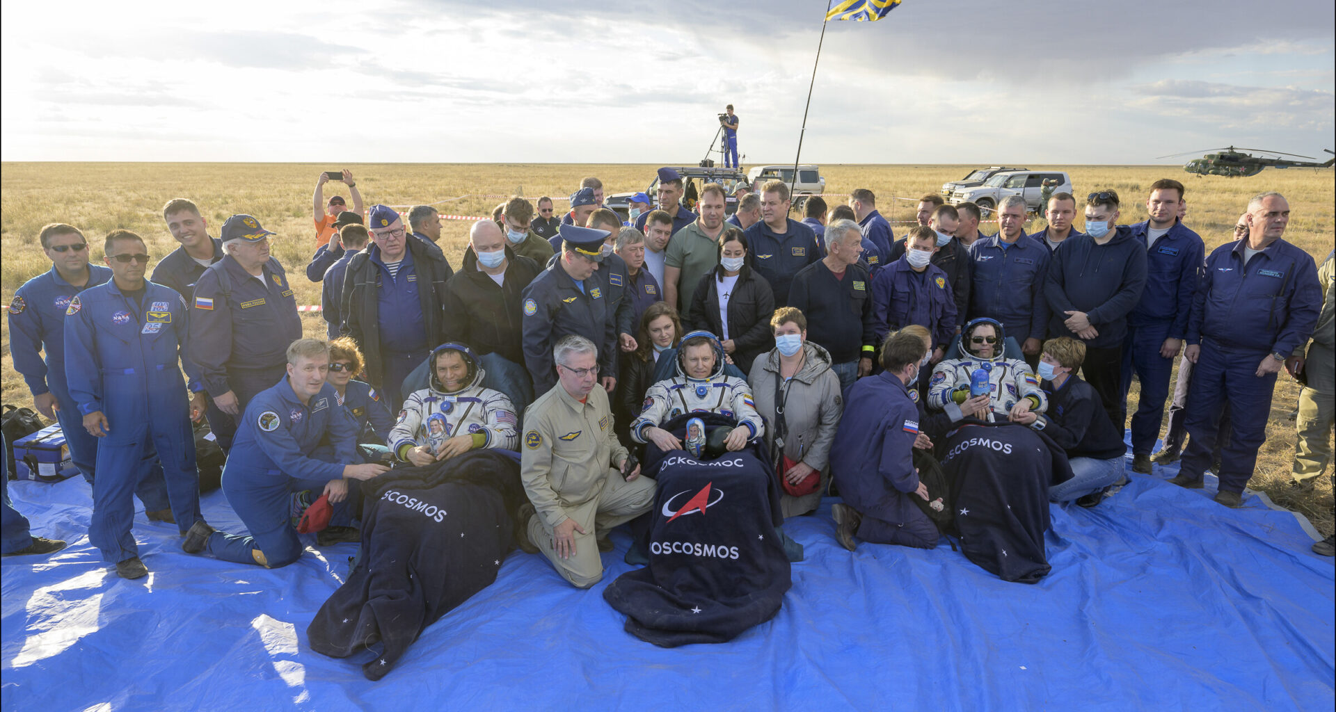 Dos cosmonautas rusos y un astronauta de la NASA regresaron sanos y salvos a la Tierra el miércoles después de vivir durante un año en la Estación Espacial Internacional (EEI).