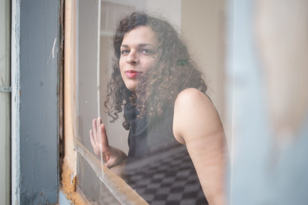 Escritura femenina vs. calendario escolar 8 Amara Moira, escritora feminista, es otra voz contemporánea de Brasil. Foto: FIL GDL.