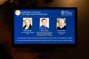 Otorgan Nobel de Física a tres "rastreadores de electrones" 7 . Los científicos Pierre Agostini, Ferenc Krausz y Anne L'Huillier ganaron el Premio Nobel de Física 2023 "por sus métodos experimentales que generan pulsos de luz de attosegundos para el estudio de la dinámica de los electrones en la materia",