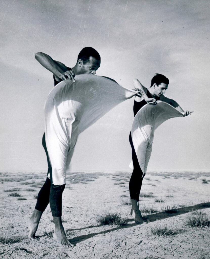 Los bailarines Xavier Francis y John Sakmari, 1950. Foto: Nacho López.
