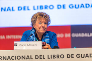 La dramaturga, novelista, poeta y ensayista italiana Dacia Maraini afirmó la vida y la muerte no pertenecen a un dios, sino a cada persona.