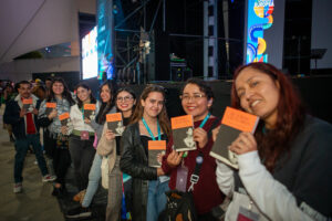 Natalia Lafourcade presenta "De todas las flores", el libro 7 Natalia Lafourcade presenta en el contexto de la Feria Internacional del Libro de Guadalajara su libro De todas las flores, publicado por Cultura y Entretenimientos ML.