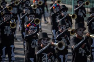 Gran Desfile de Día de Muertos reúne a un millón 250 mil personas 8 El Gran Desfile del Día de Muertos 2033 reunió a un millón 250 mil personas en un recorrido de 8 kilómetros, en un carnaval de flores, catrinas, calaveras, danzas, bailes y comparsas