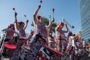 Gran Desfile de Día de Muertos reúne a un millón 250 mil personas 6 El Gran Desfile del Día de Muertos 2033 reunió a un millón 250 mil personas en un recorrido de 8 kilómetros, en un carnaval de flores, catrinas, calaveras, danzas, bailes y comparsas