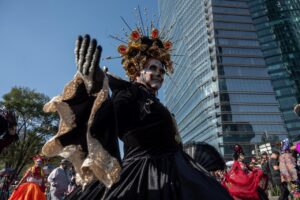 Gran Desfile de Día de Muertos reúne a un millón 250 mil personas 9 El Gran Desfile del Día de Muertos 2033 reunió a un millón 250 mil personas en un recorrido de 8 kilómetros, en un carnaval de flores, catrinas, calaveras, danzas, bailes y comparsas