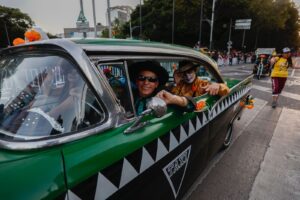 Gran Desfile de Día de Muertos reúne a un millón 250 mil personas 7 El Gran Desfile del Día de Muertos 2033 reunió a un millón 250 mil personas en un recorrido de 8 kilómetros, en un carnaval de flores, catrinas, calaveras, danzas, bailes y comparsas