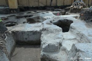 Hallan en Chapultepec fosas funerarias de 3 mil 500 años 7 Expertos del INAH hallaron una serie de fosas funerarias prehispánicas con aproximadamente 3 mil 500 años en el Bosque de Chapultepec