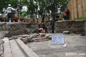 Hallan en Chapultepec fosas funerarias de 3 mil 500 años 8 Expertos del INAH hallaron una serie de fosas funerarias prehispánicas con aproximadamente 3 mil 500 años en el Bosque de Chapultepec