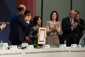 Coral Bracho aceptó el Premio FIL de Literatura en Lenguas Romances 2023 con un discurso en el que destacó la profunda comprensión del mundo que conlleva la poesía