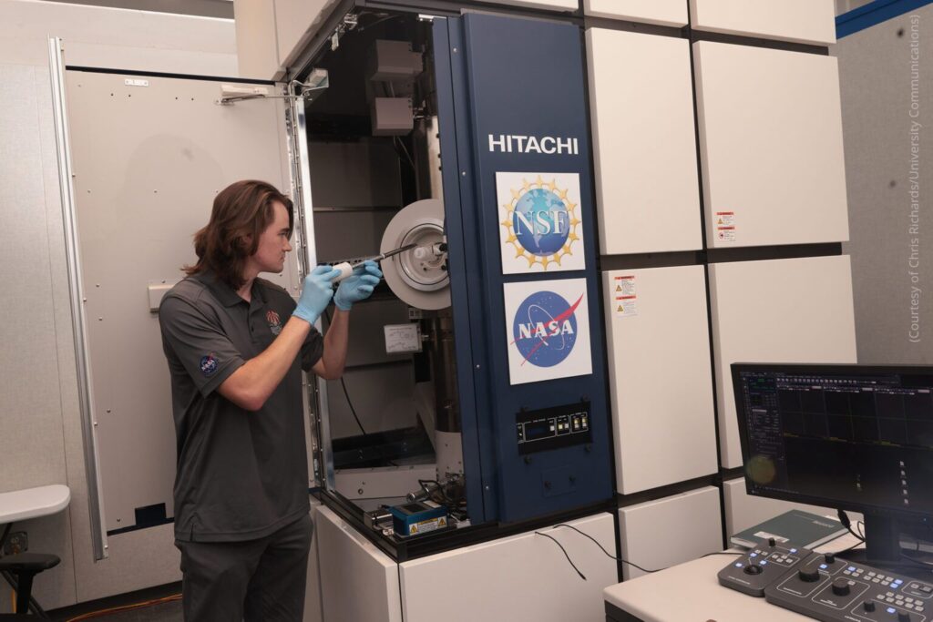 Universitarios “tocan” asteroide de 4,500 millones de años 6 El científico dice que “Bennu” ayudará a investigar los orígenes del Sol. Foto: University Communications.