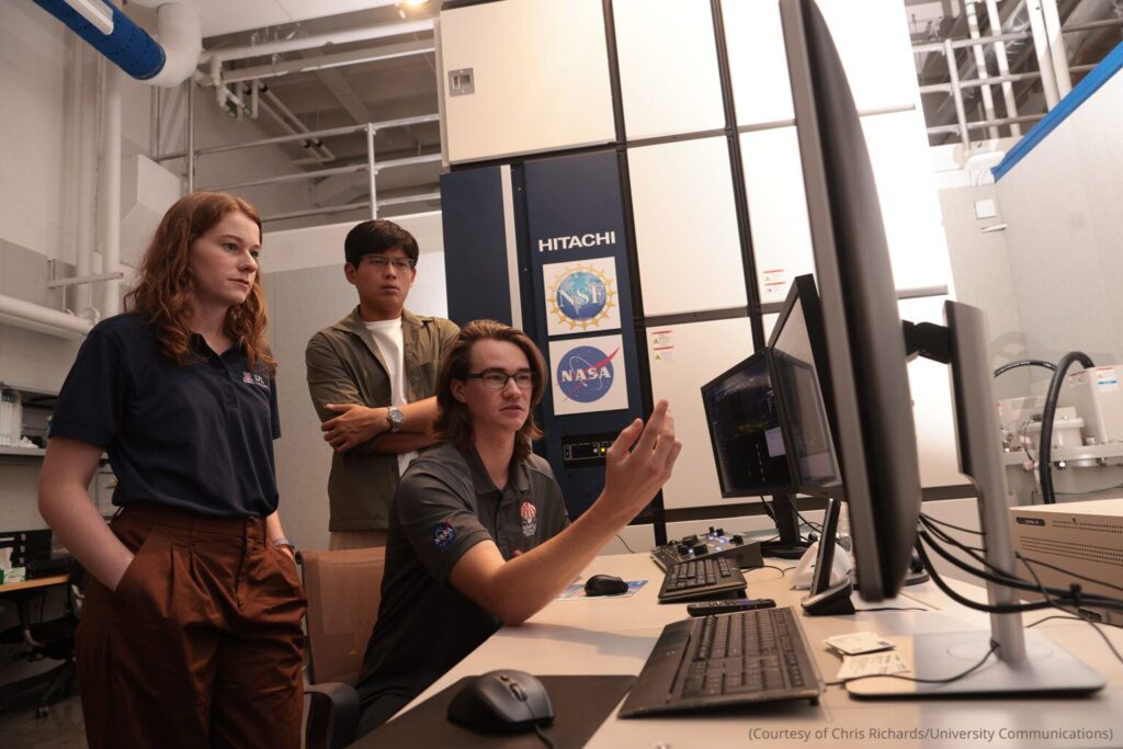 Universitarios “tocan” asteroide de 4,500 millones de años 7 La NASA también reparte a centros de estudio muestras recogidas por las misiones “Apolo”. Foto: University Communications.