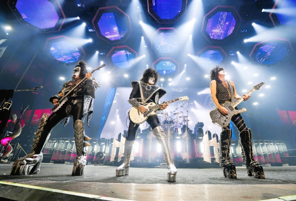 Simmons jura ante la Biblia que Kiss ahora sí se despide 6 La banda toca para su público en Winnipeg, Canadá. Foto: @Kiss.