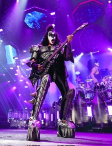 Simmons jura ante la Biblia que Kiss ahora sí se despide 8 Gene Simmons, el Demonio, bajista y compositor de la banda de NY. Foto: @Kiss.