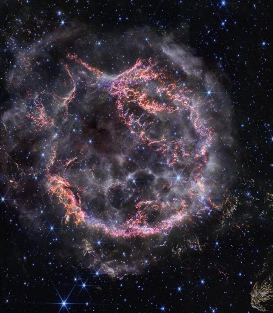 NASA monitorea “erupciones de agua” en dos exoplanetas 7 En la luz del infrarrojo cercano, los restos de la supernova Casiopea A se asemejan a un brillante adorno navideño. Foto: NASA.