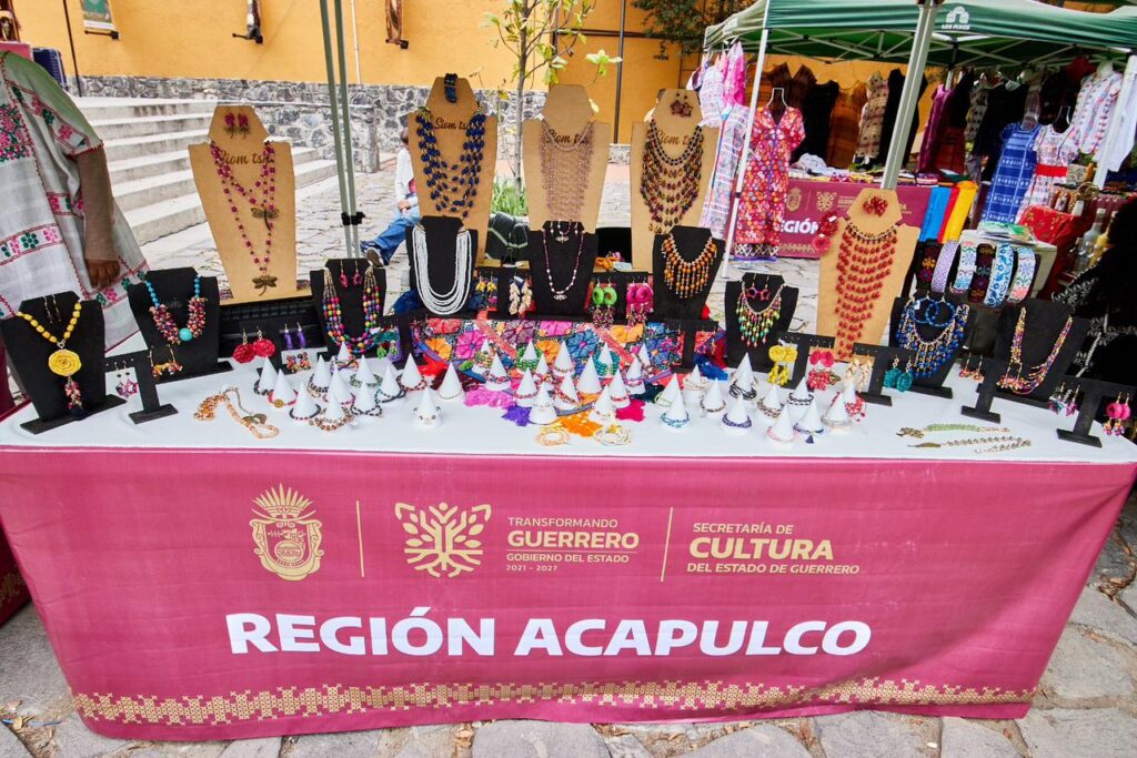 “Guerrero en Los Pinos” apoyó a víctimas de “Otis” 6 Artesanías, gastronomía y cultura figuraron en la oferta para los visitantes en Los Pinos. Foto: Especial.