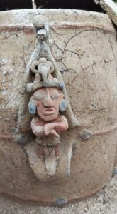 Especialistas del Instituto Nacional de Antropología e Historia localizaron una urna funeraria con la representación del dios del maíz las obras del Tramo 7 del Tren Maya 