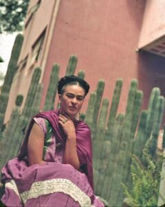 Retratada por los fotógrafos más importantes de la época, Frida Kahlo no fue una modelo pasiva, sino que ella, con una gran sensibilidad
