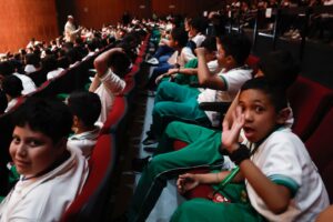 La Orquesta Filarmónica de la Ciudad de México (OFCM) inició este viernes en la Sala Silvestre Revueltas del Centro Cultural Ollin Yoliztli con su programa especial para festejar el Día de la Niña y el Niño 