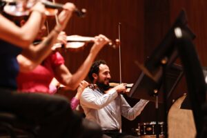 La Orquesta Filarmónica de la Ciudad de México (OFCM) inició este viernes en la Sala Silvestre Revueltas del Centro Cultural Ollin Yoliztli con su programa especial para festejar el Día de la Niña y el Niño 