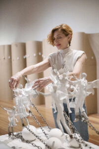 Claire Becker celebra 30 años de trabajo artístico como escultora con la inauguración de su trigésima exposición Todos llegaremos al cielo
