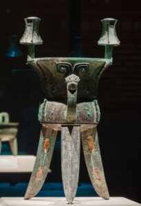 El Museo Sanxingdui inauguró el domingo una exposición especial que muestra el importante desarrollo de la cerámica de bronce 